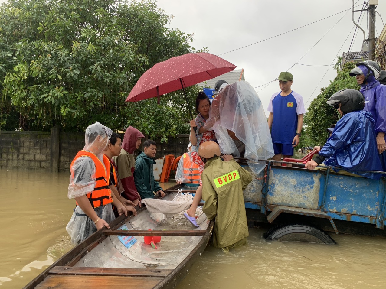 Hàng trăm cán bộ, chiến sĩ ngâm mình trong nước di dời người dân vùng ngập lụt ở Huế