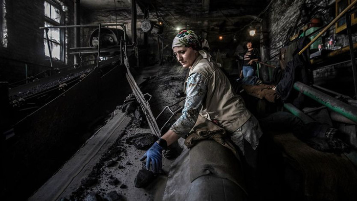 Phụ nữ thay nam giới ở Ukraine: Từ dạy múa thành công nhân hầm mỏ