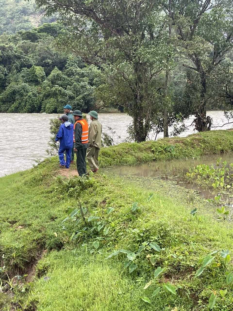 Tìm kiếm 3 người dân mất tích trong mưa lũ