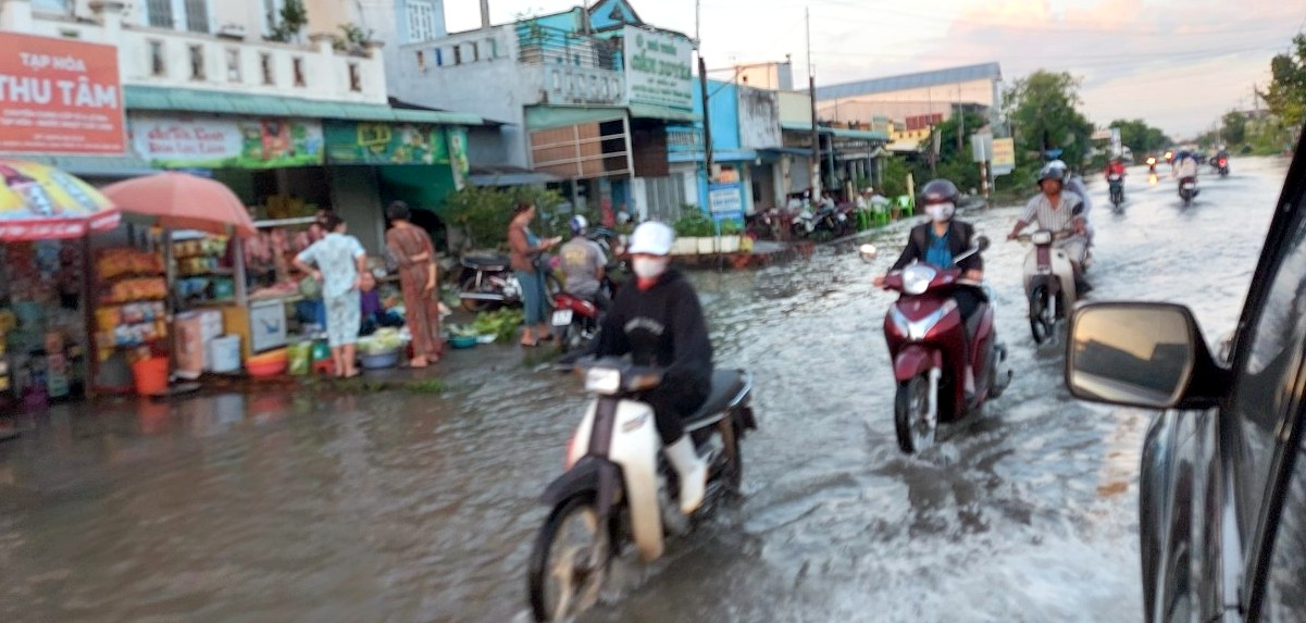 Triều cường dâng cao, nhà ven sông Bạc Liêu ngập nặng