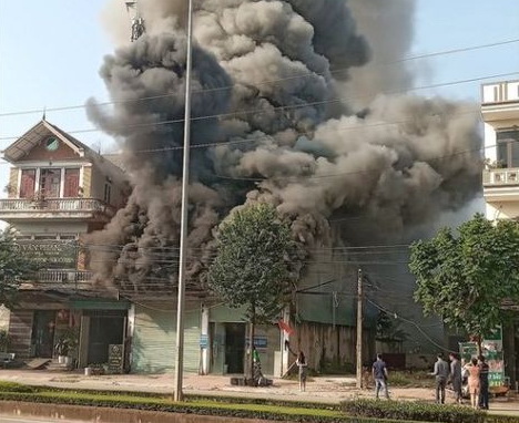 Bắc Giang: Cháy lớn thiêu rụi nhà xưởng sản xuất linh kiện điện tử