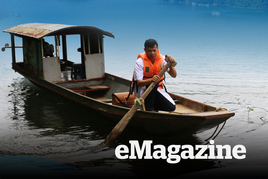 Hơn 20 năm chèo thuyền đi khám bệnh cho người dân vùng lòng hồ Hòa Bình
