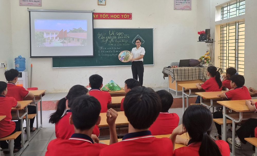 Trường làng dùng nón lá dạy học giành giải thưởng của UNESCO