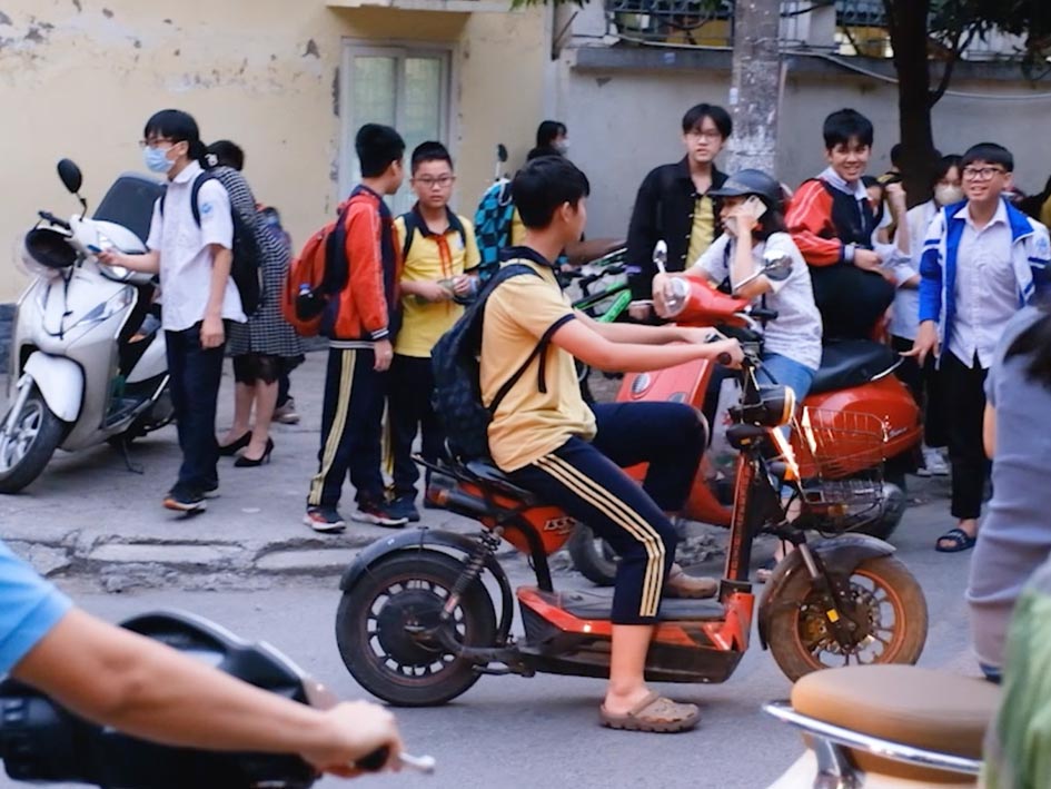 Có nên cấm học sinh cấp 2 không được đi xe máy điện đến trường?