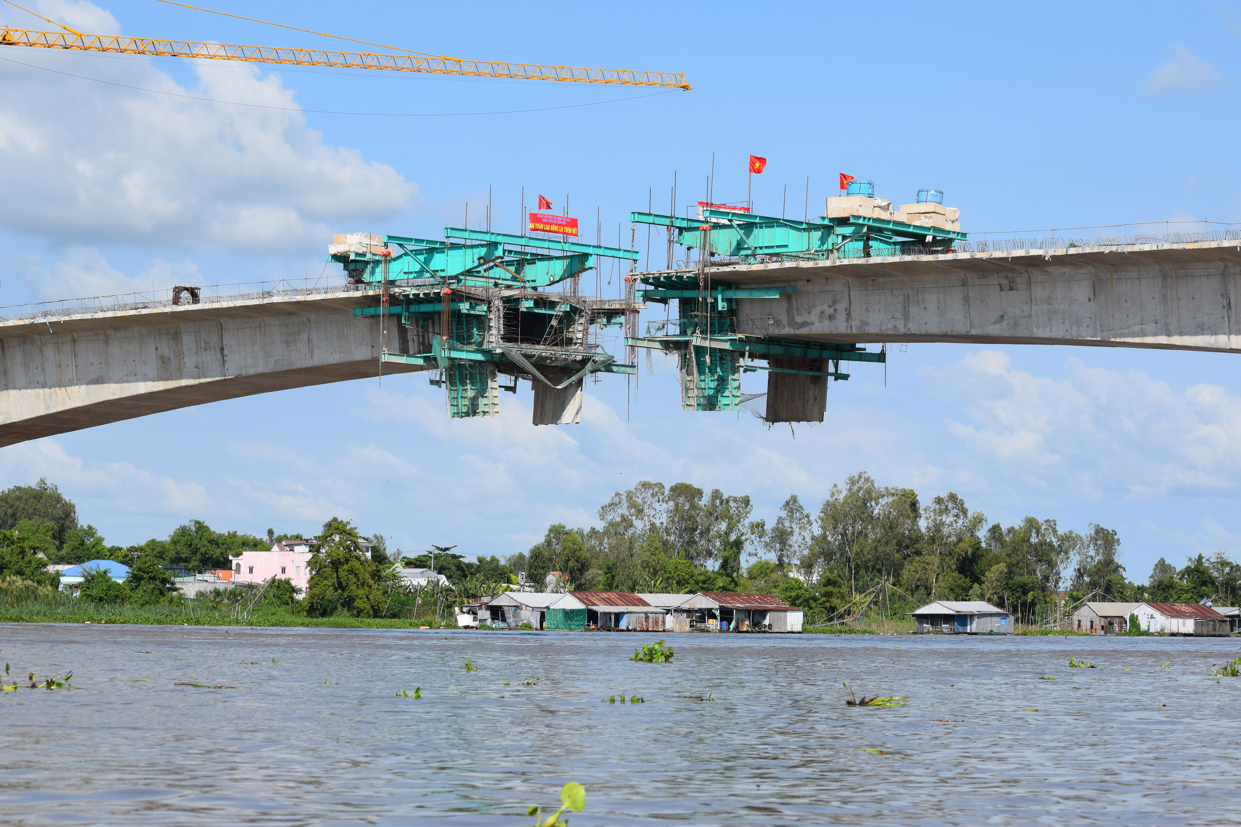 Cận cảnh công trình cầu Châu Đốc bắc qua sông Hậu sắp hợp long