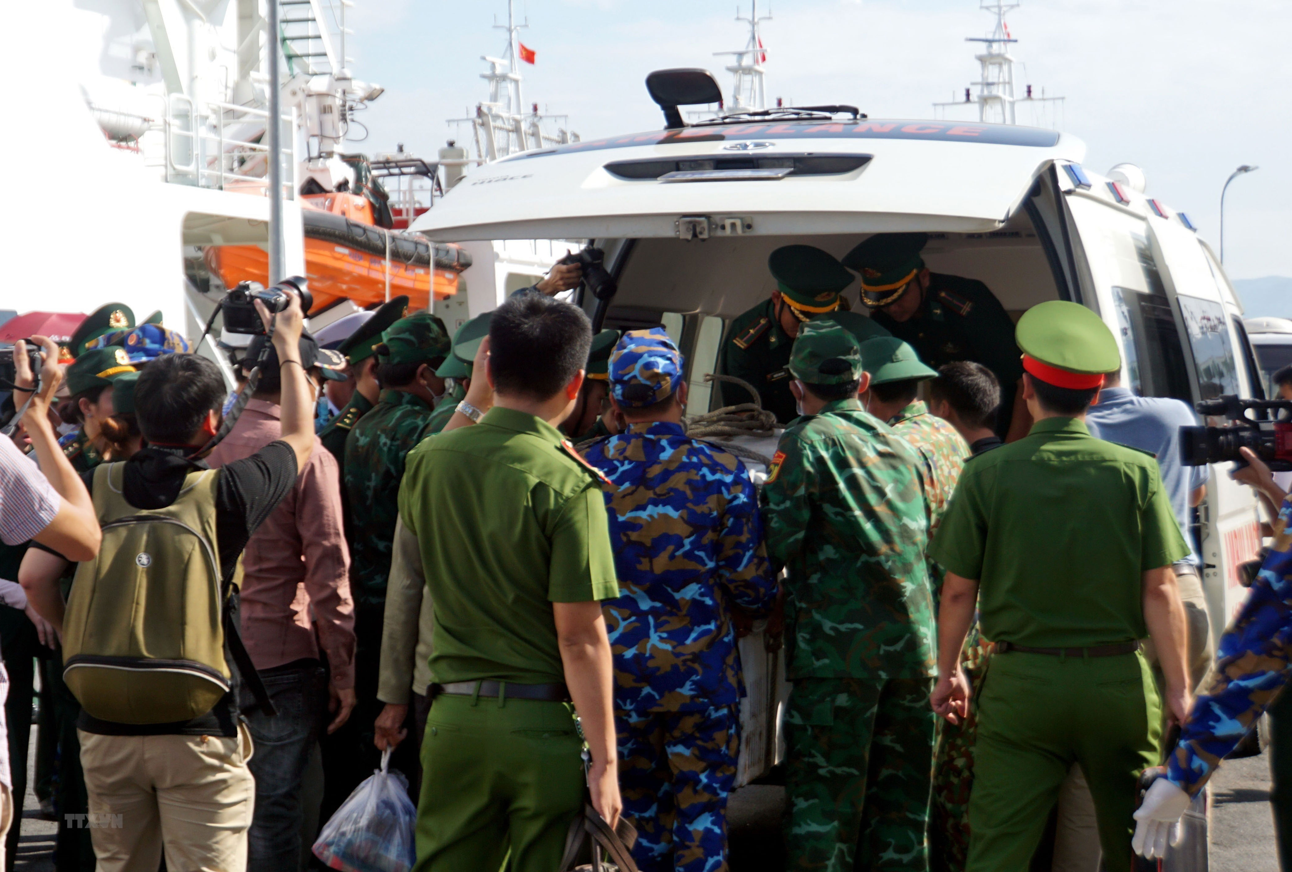 Chia sẻ mất mát với gia đình nạn nhân trong 2 vụ chìm tàu ở Quảng Nam