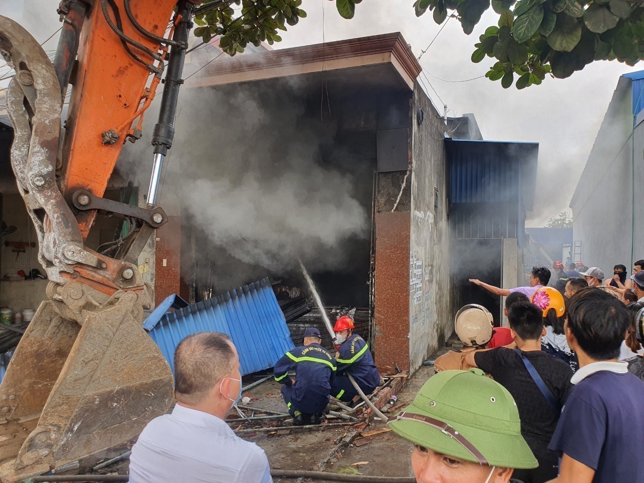 Hải Phòng: Cháy lớn thiêu rụi nhà kho chứa giày dép ở Thủy Nguyên
