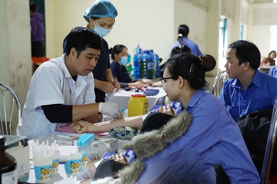 Gần 200 công nhân ở Hà Nam tham gia hiến máu