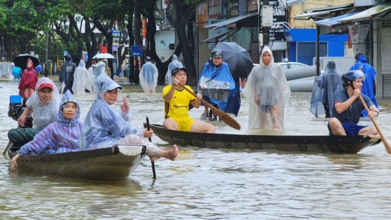 Thừa Thiên - Huế kịp thời hỗ trợ người dân trong mưa lũ