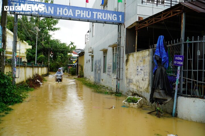 Khánh Hòa: Mưa lớn khiến 1 người chết, hơn 4.000 học sinh nghỉ học