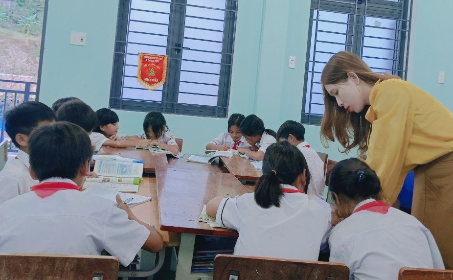 Cô giáo 9X lội bộ cả chục cây số, 'cõng' chữ lên bản làng ở Quảng Nam