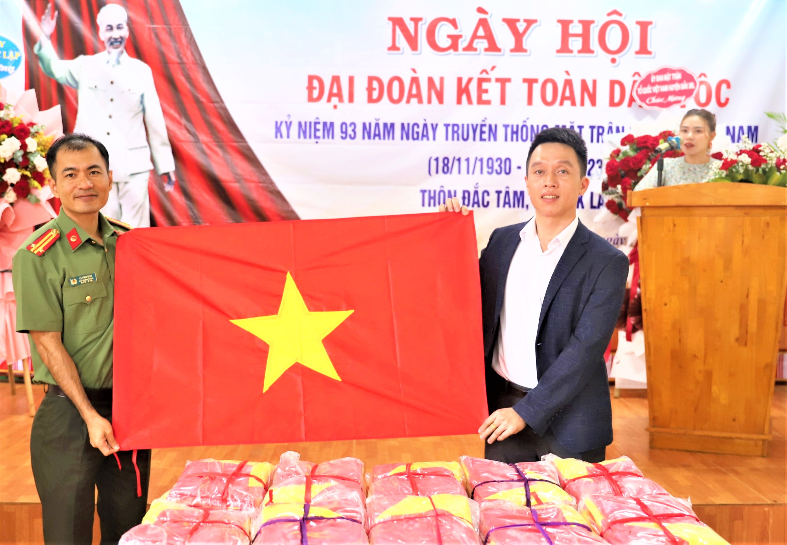Công an Đắk Nông tặng hơn 2.000 lá cờ Tổ quốc cho người dân biên giới
