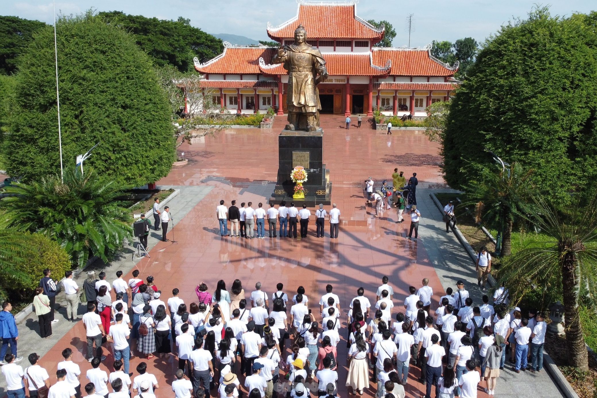 Tập thể cán bộ, phóng viên, nhân viên báo Tiền Phong dâng hương tưởng nhớ vua Quang Trung tại miền đất võ