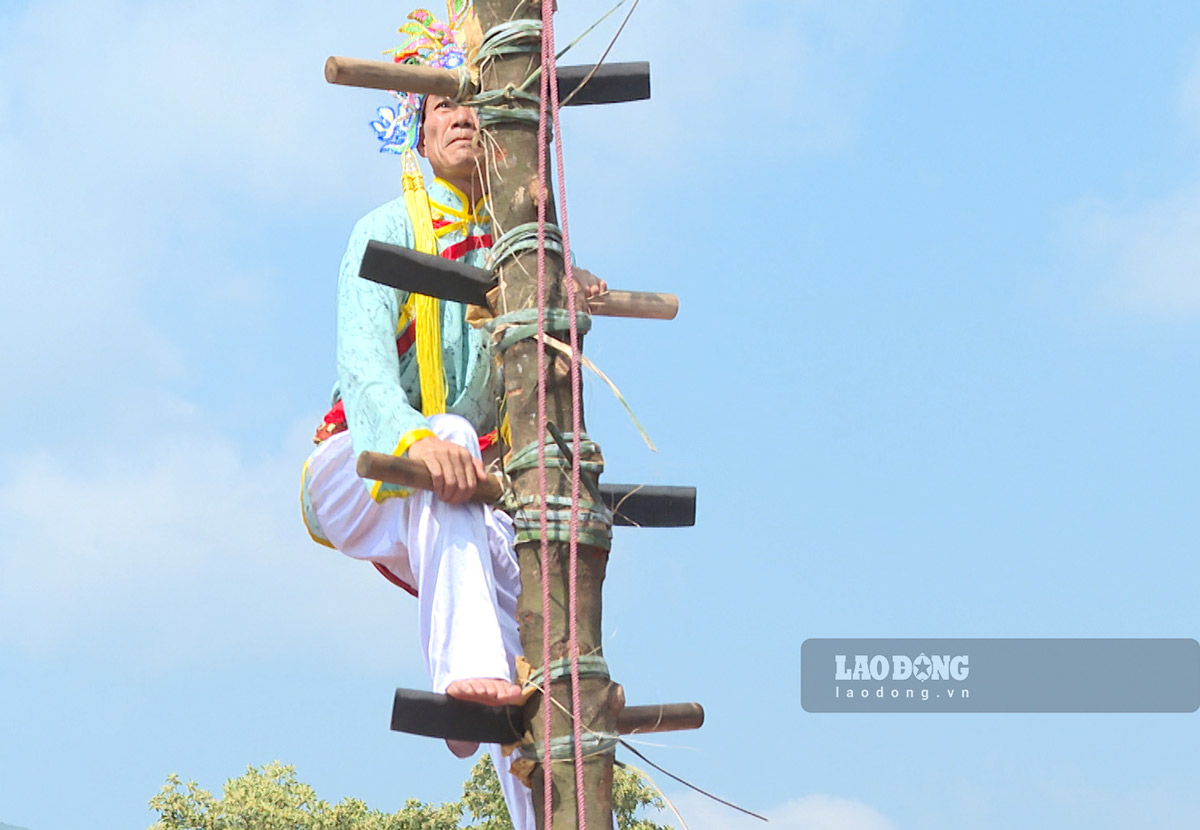 Độc đáo nghi lễ chân trần leo dao của người Sán Dìu Quảng Ninh