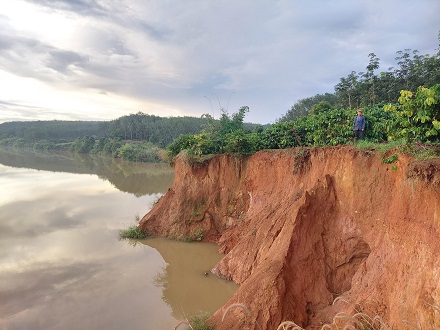 Sạt lở bờ sông đe dọa đất đai của người dân ở Kon Tum