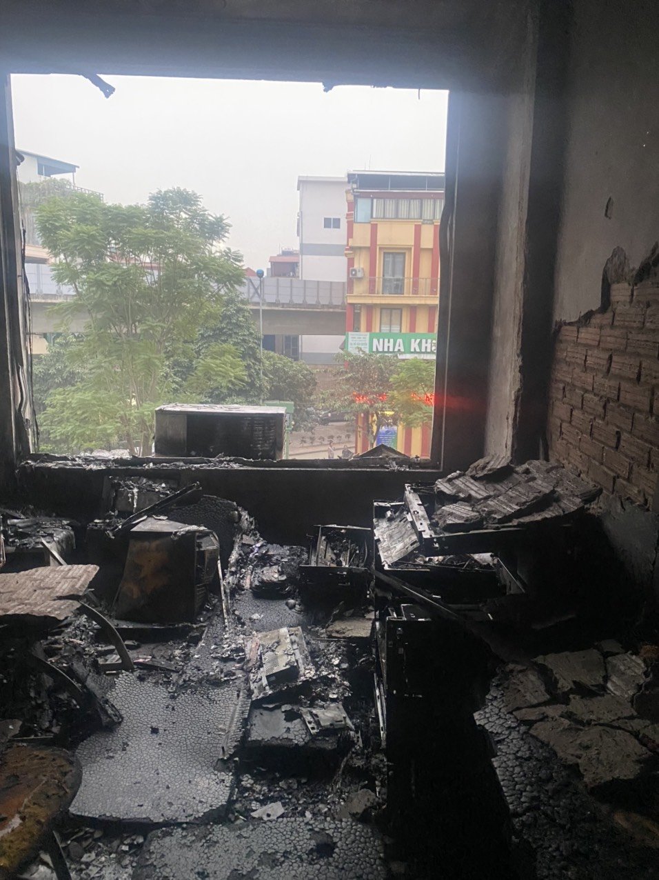 Hà Nội: Hai người dân được cứu thoát trong vụ cháy nhà lúc rạng sáng