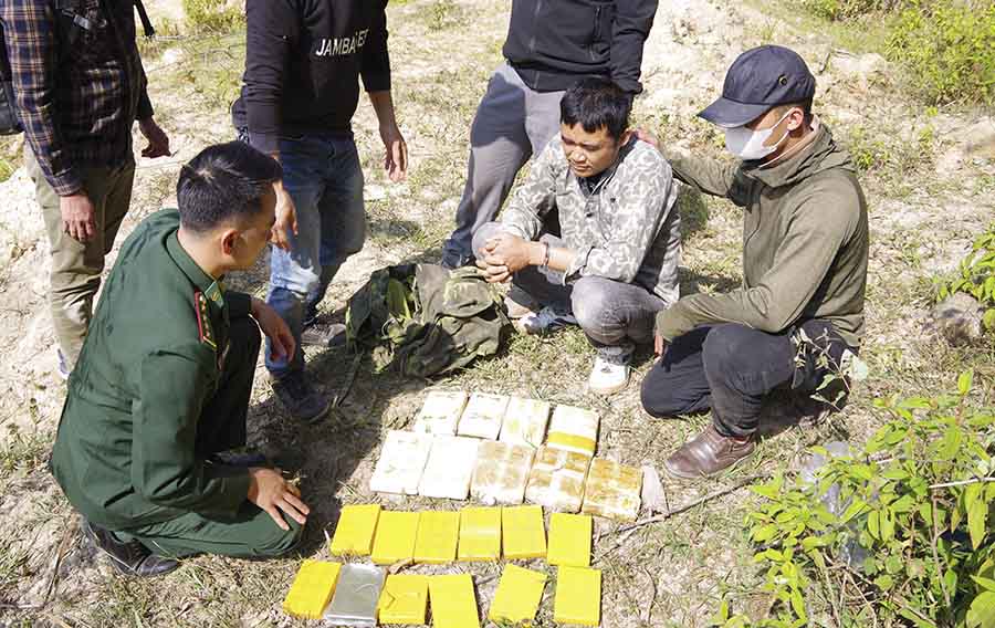 Bắt giữ đối tượng mang theo khối lượng ma túy khủng từ Lào về Việt Nam