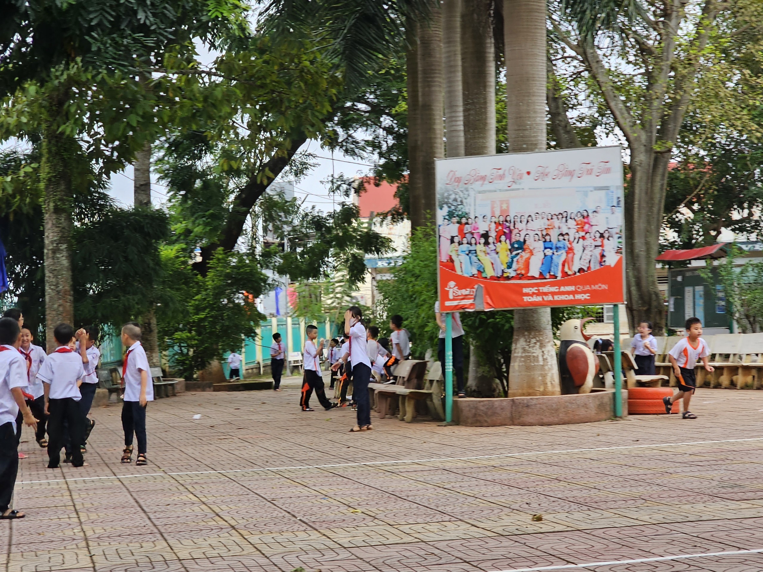 Vụ chèn tiếng Anh liên kết vào tiết chính khóa: Sở Giáo dục chỉ đạo gì?