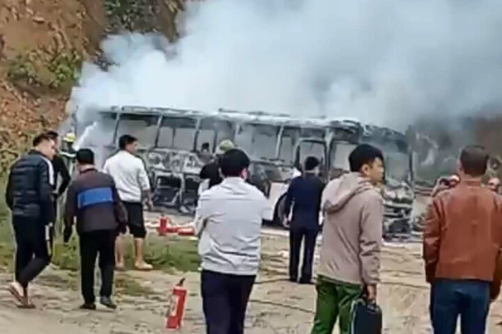 Ô tô du lịch chở học sinh đi tham quan cháy rụi ở Hoà Bình