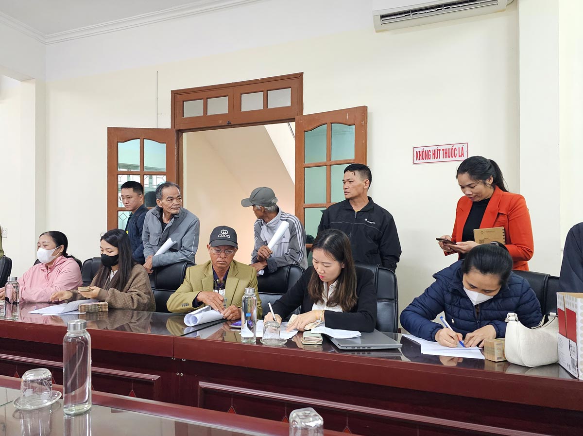 20/52 hộ dân nhận hỗ trợ sau nổ mìn tại Thị xã Quảng Yên