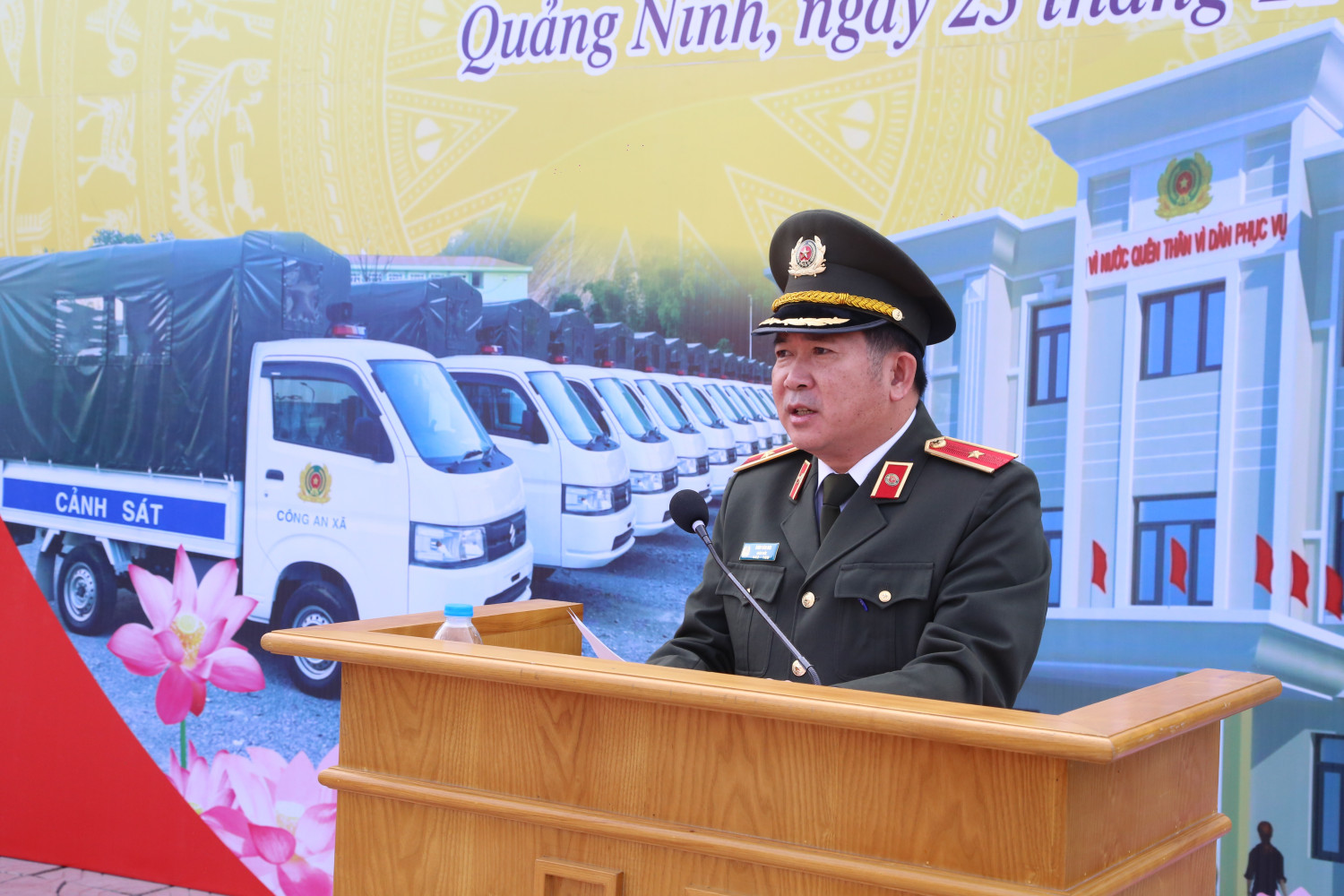 Thiếu tướng Đinh Văn Nơi trao 55 xe ô tô chuyên dụng cho Công an xã