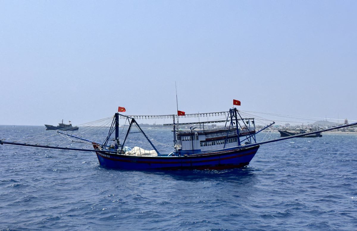 Cùng ngư dân Bình Thuận thắp sáng đèn trên biển