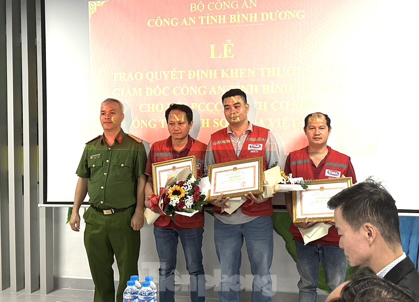 5 công nhân cứu hỏa kịp thời được Giám đốc Công an Bình Dương khen thưởng
