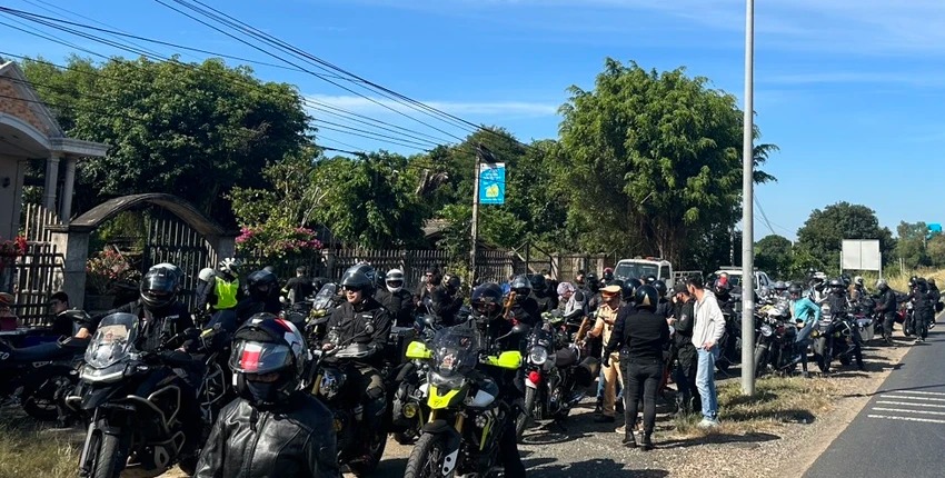 Đoàn môtô phân khối lớn chạy trên quốc lộ 1A bị CSGT Bình Thuận kiểm tra
