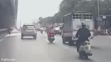 Cảnh sát truy tìm xe tải ép ngã xe máy trên đường phố Hà Nội