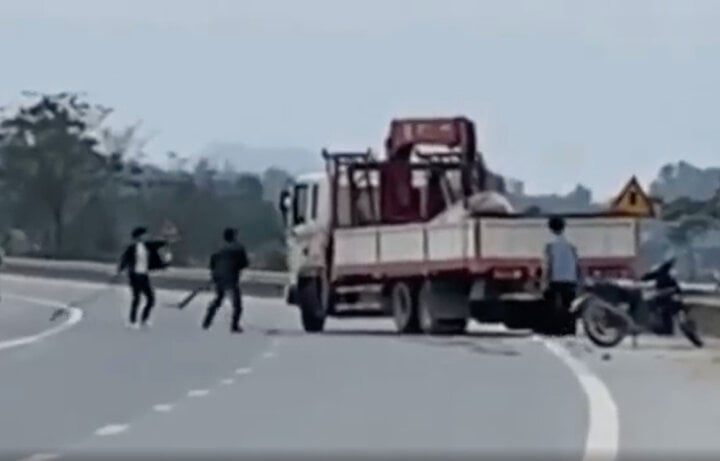 Nhóm thanh niên cầm hung khí đập vỡ kính xe tải trên quốc lộ ở Nghệ An