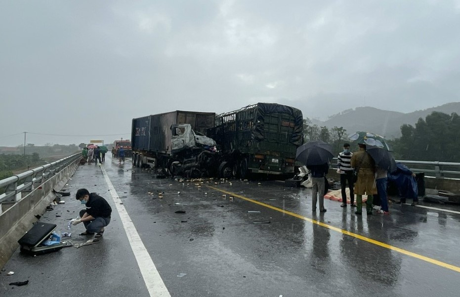 Hai xe đầu kéo đấu đầu trên cao tốc Cam Lộ - La Sơn, 3 người thương vong