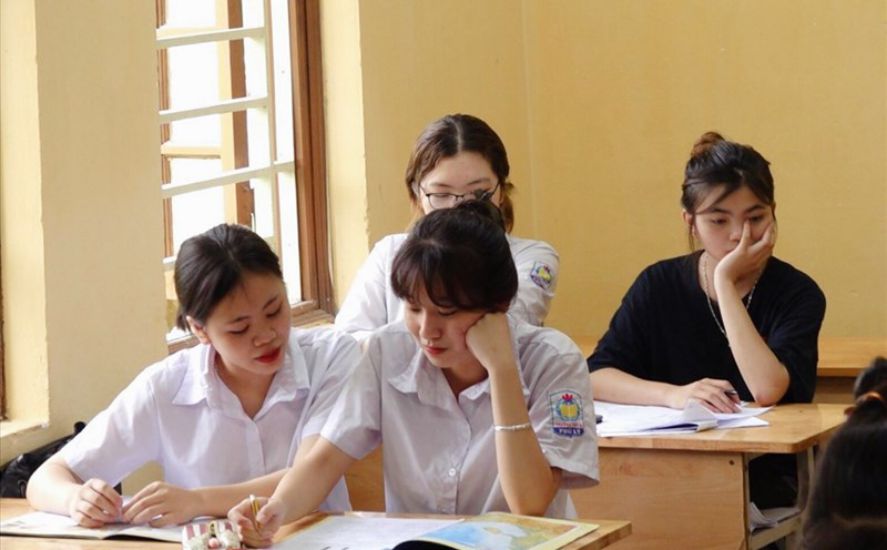 Phụ huynh và học sinh sốt ruột chờ chốt số lượng môn thi vào lớp 10 ở Hà Nội