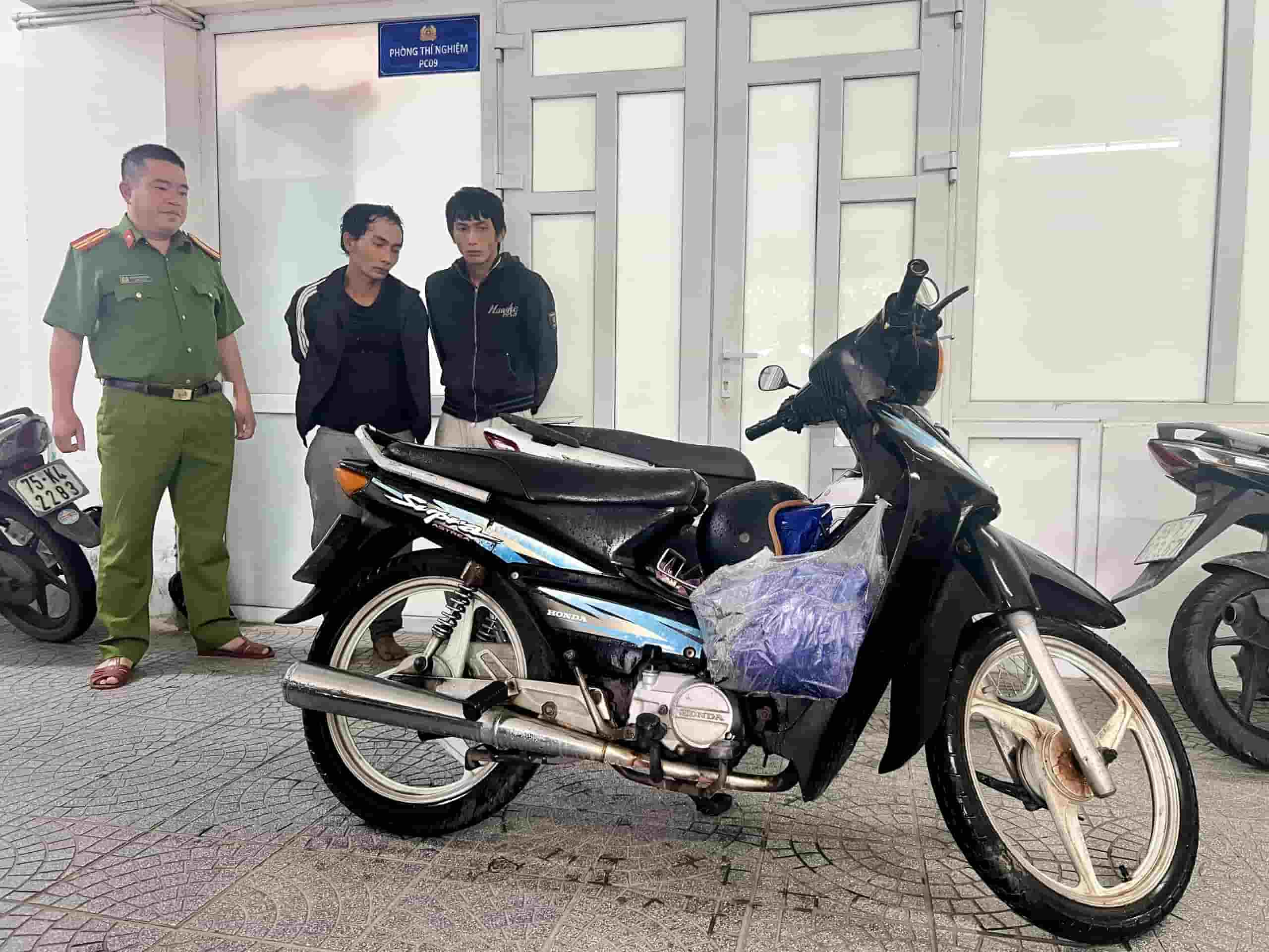 Hai anh em chuyên trộm cắp xe máy ở Bệnh viện Trung ương Huế bị công an bắt quả tang