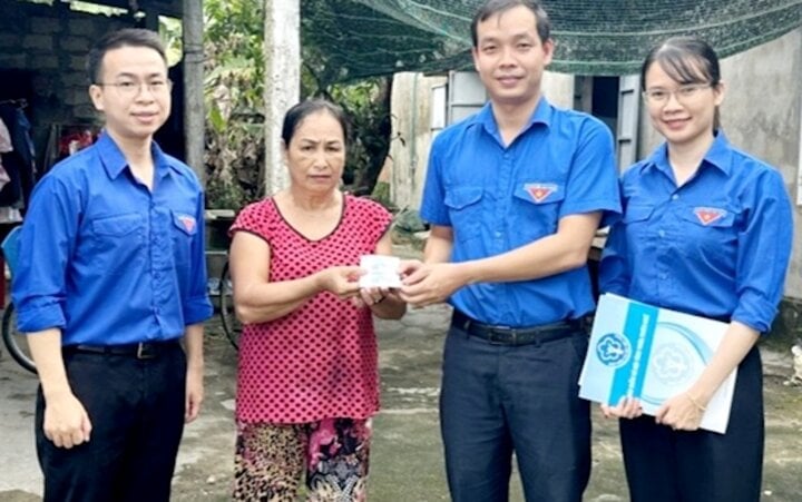Thừa Thiên - Huế tặng thẻ bảo hiểm y tế cho hộ cận nghèo, khó khăn