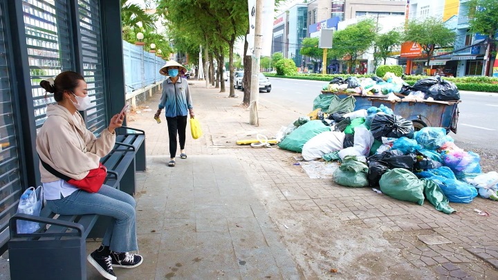 Nhà chờ xe buýt ở Cần Thơ: Nhếch nhác rác và nước rỉ