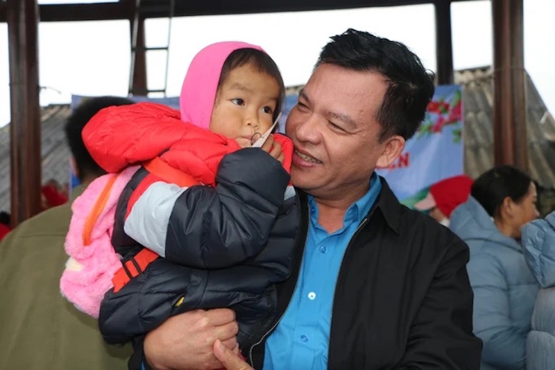 Công đoàn Cục Đường bộ Việt Nam tặng áo ấm cho trẻ em vùng sâu, vùng xa
