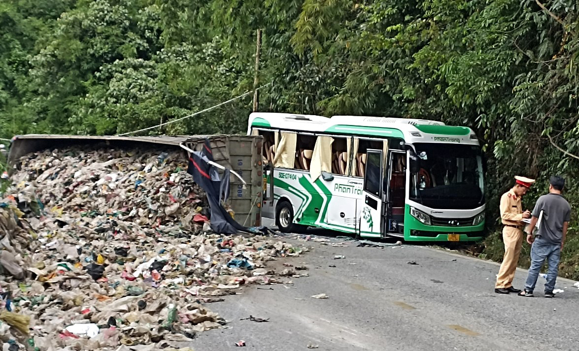 Xe tải tông khách trên đèo Bảo Lộc, 4 du khách nước ngoài bị thương