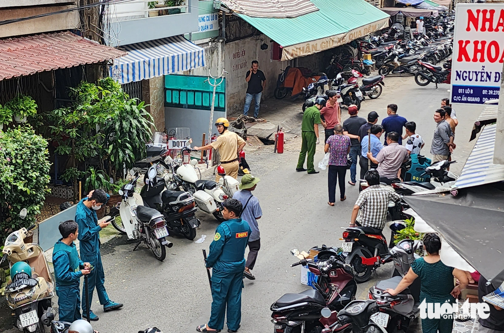 Vụ đốt nhà, cầm dao cố thủ: Người phụ nữ bị kề dao vào cổ kể lại phút điếng người