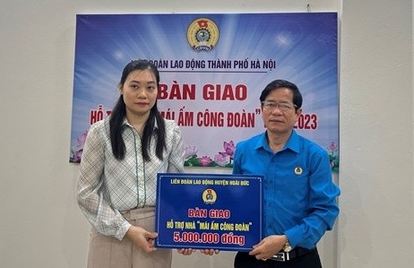 Đoàn viên bị cháy nhà nhận hỗ trợ Mái ấm Công đoàn