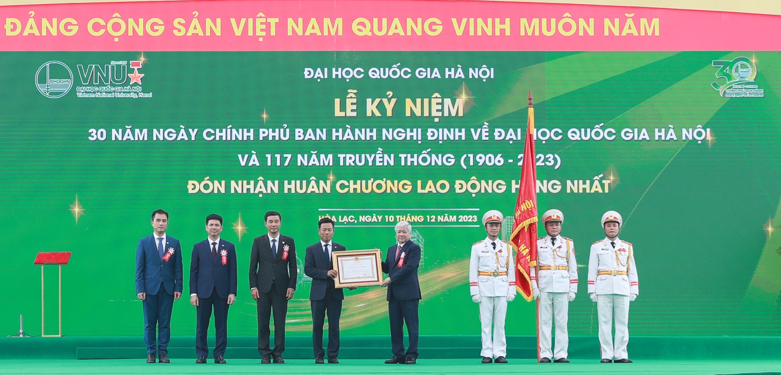 Đại học Quốc gia Hà Nội đón nhận Huân chương Lao động hạng Nhất