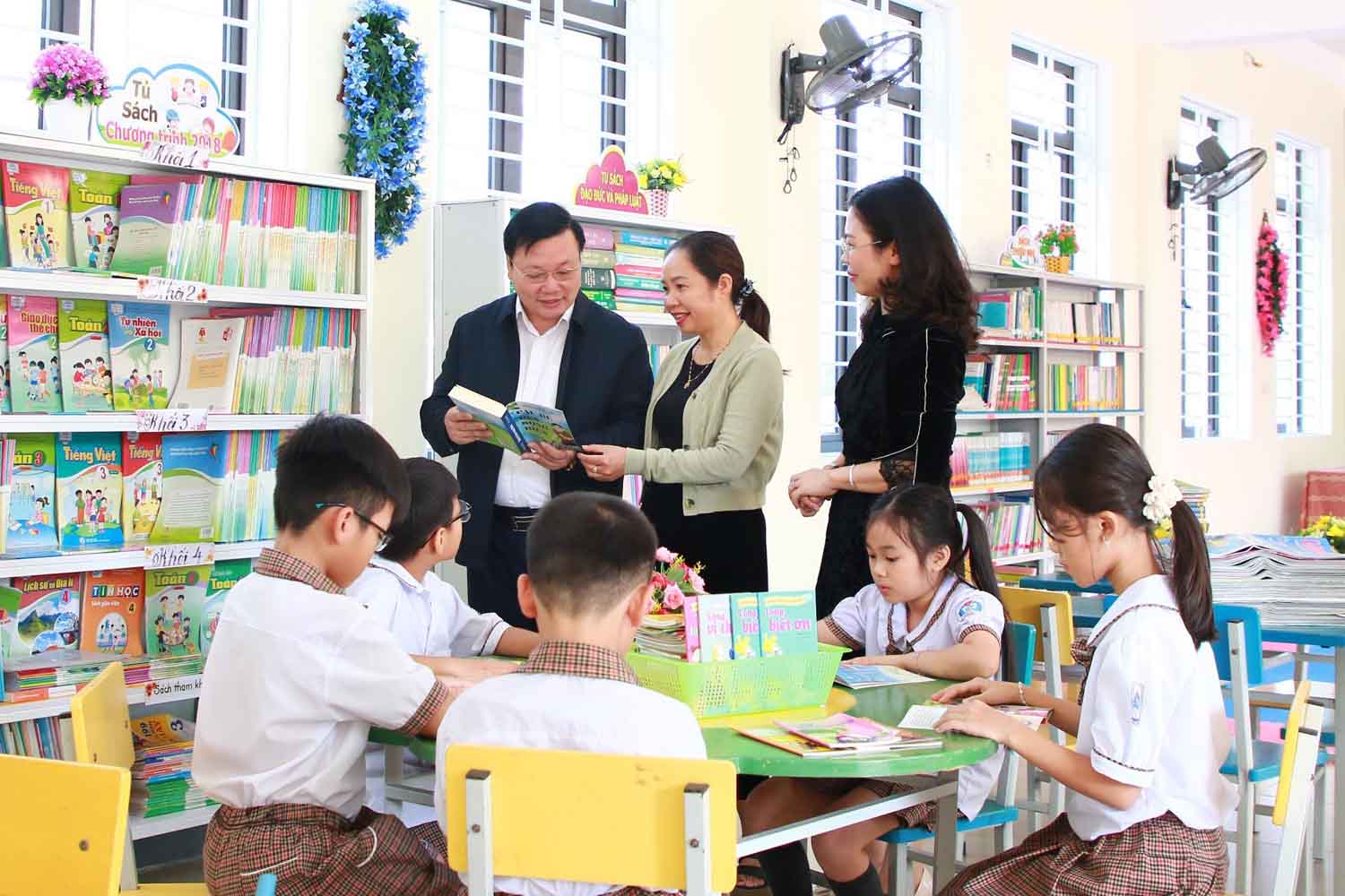 Tặng hơn 300 đầu sách cho thư viện trường tiểu học
