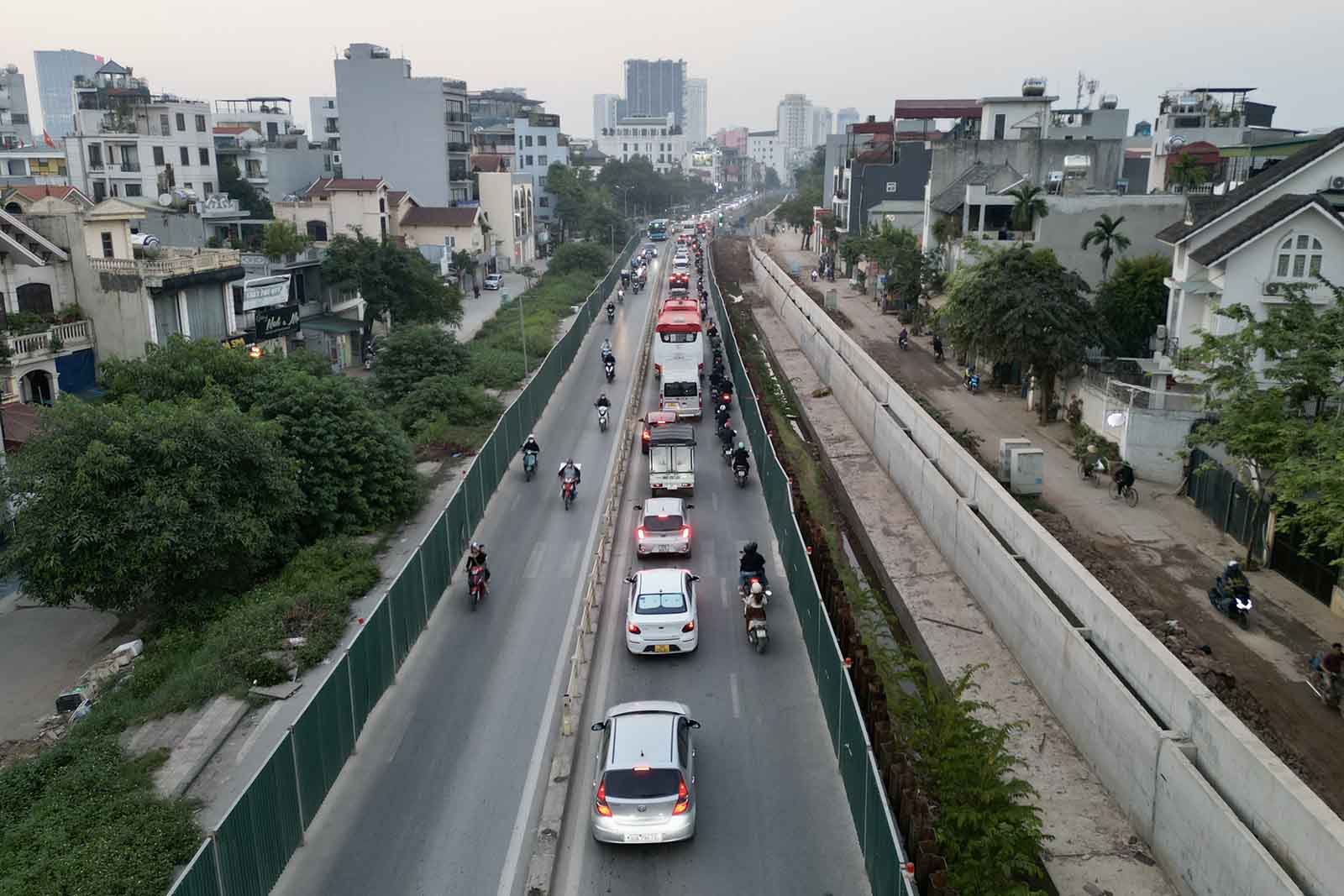 Gần 40 tuyến đường ở Hà Nội đang bị bóp nghẹt bởi lô cốt