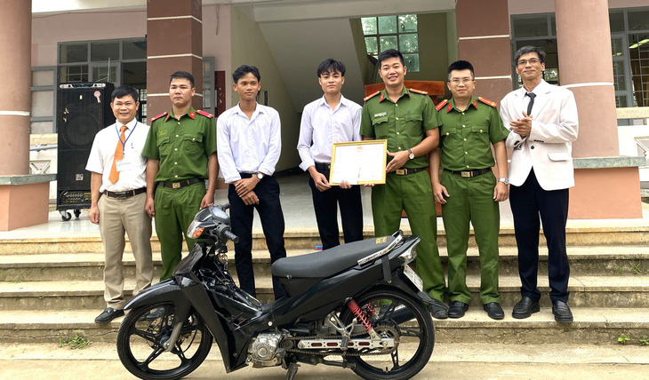 Khen thưởng học sinh lớp 11 dũng cảm truy đuổi 10 km bắt kẻ trộm xe máy chuyên nghiệp