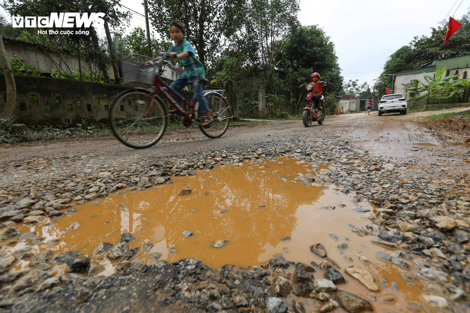 Dân khổ sở đi lại trên tuyến đường độc đạo vào xã miền núi ở Hà Tĩnh