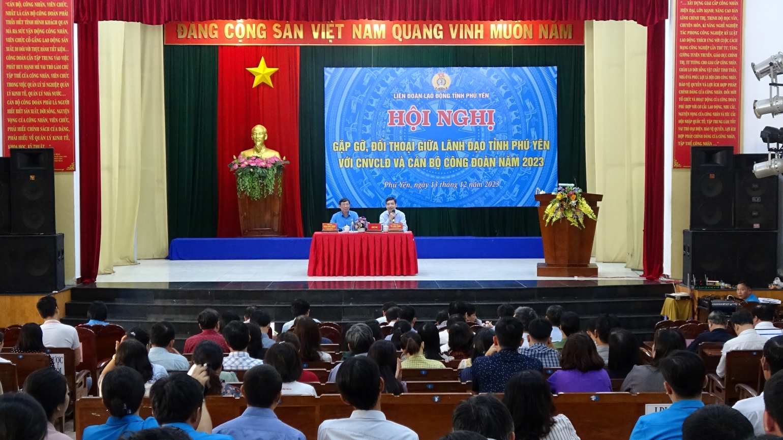 Chủ tịch tỉnh Phú Yên đối thoại với công nhân, người lao động