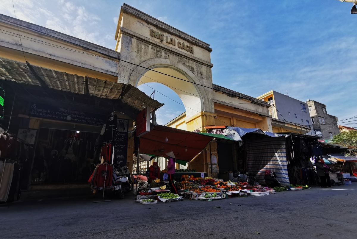 Chợ mới bỏ hoang, tiểu thương ở Hải Dương biến gầm cầu thành nơi họp chợ