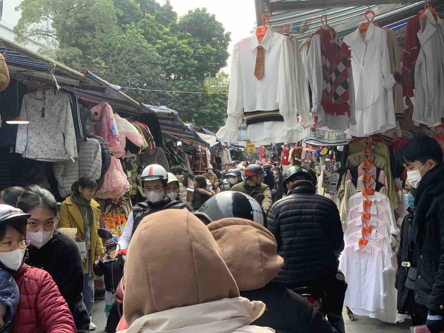 Bị tiểu thương lấn chiếm tràn lan, con đường hóa thành chợ ở Hà Nội