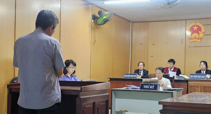 Cựu cán bộ Công an huyện Bình Chánh làm giả sổ hộ khẩu lãnh 4 năm tù