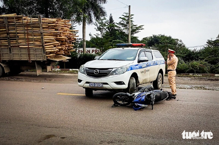 Người đi xe máy cấp cứu sau va chạm với xe cảnh sát giao thông