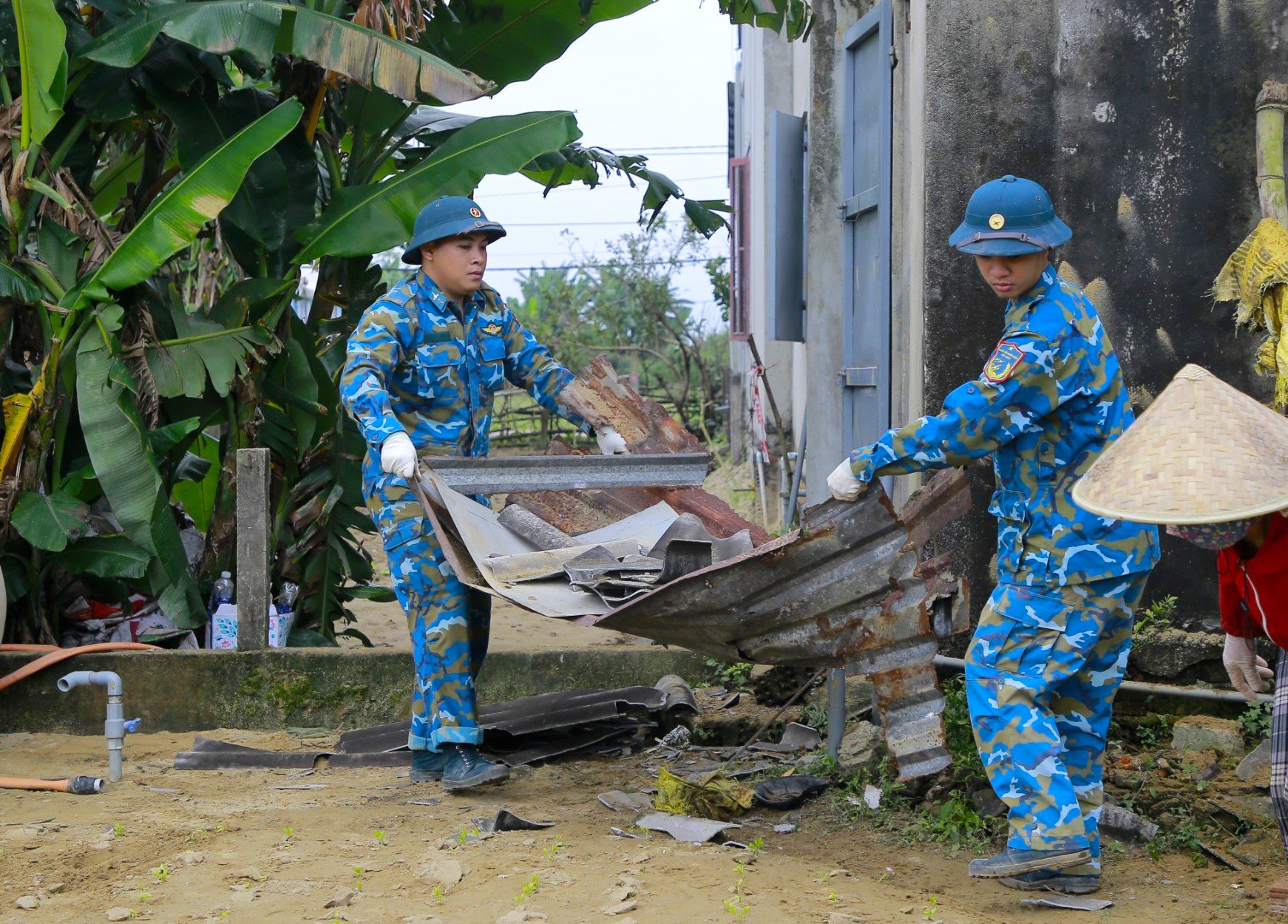 Ảnh: Cán bộ, chiến sĩ khẩn trương lợp tôn, sửa nhà cho dân sau sự cố máy bay rơi ở Quảng Nam